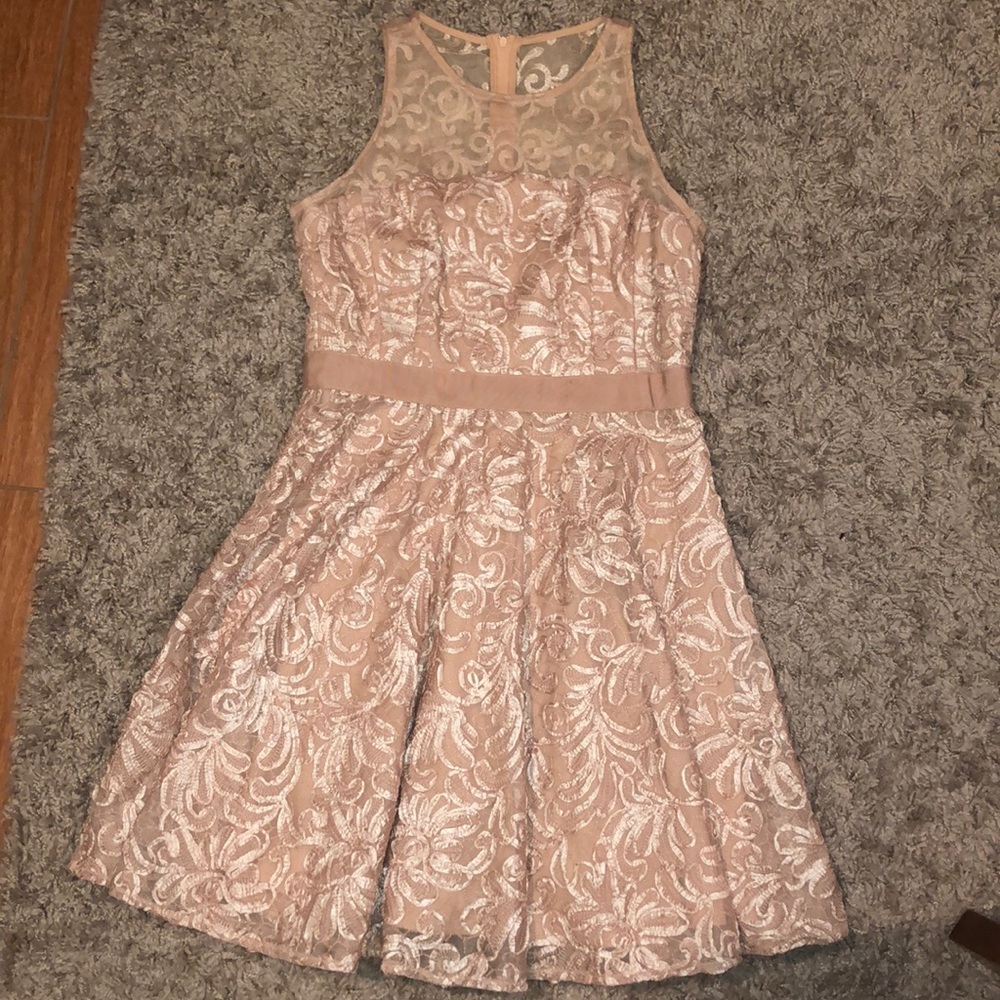 Short sleeveless cream dress
